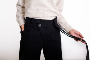 Aszimmetrikus derekú nadrág fekete