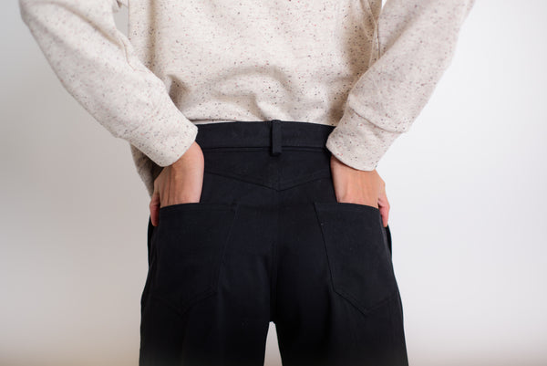 Aszimmetrikus derekú nadrág fekete