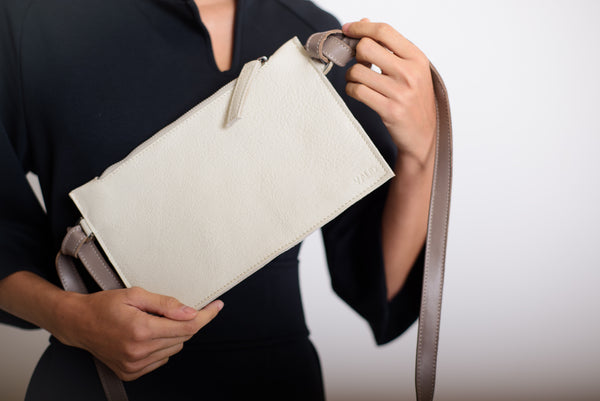 Bőr borítéktáska levehető pánttal