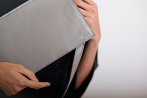 Bőr borítéktáska levehető pánttal