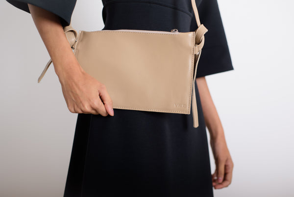 Bőr borítéktáska levehető pánttal