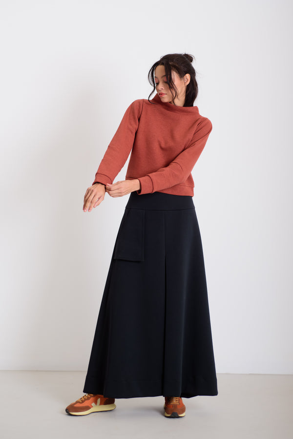 Pulcsi paneles könyökkel