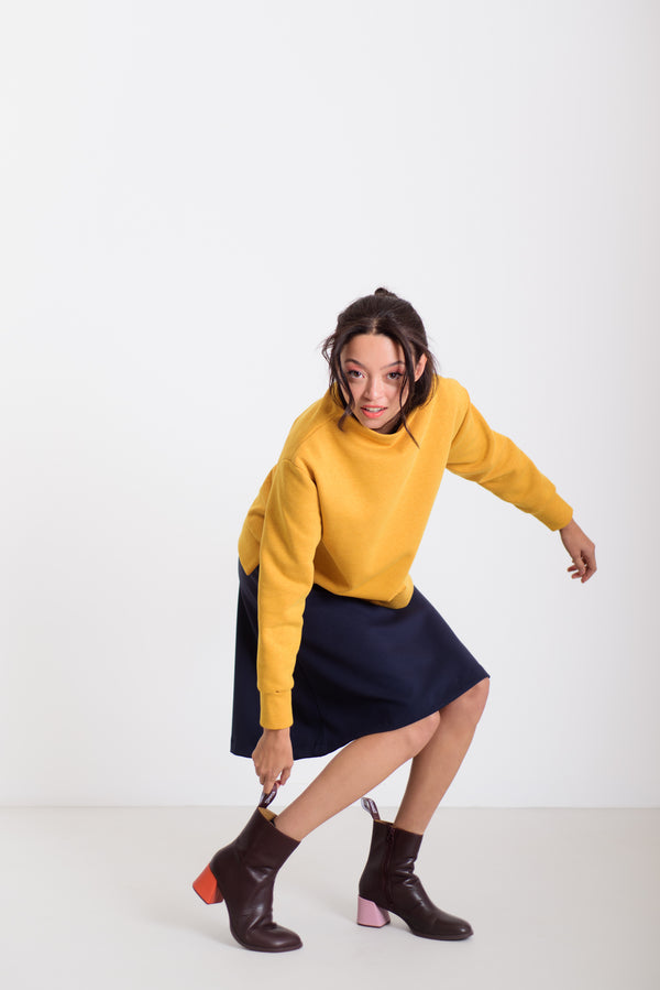 Visszahajtott nyakú pulcsi okkersárga