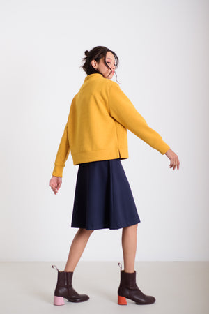 Visszahajtott nyakú pulcsi okkersárga