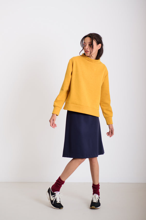 Visszahajtott nyakú pulcsi okkersárga