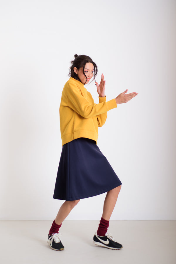 Visszahajtott nyakú pulcsi okkersárga