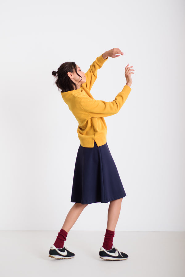 Visszahajtott nyakú pulcsi okkersárga