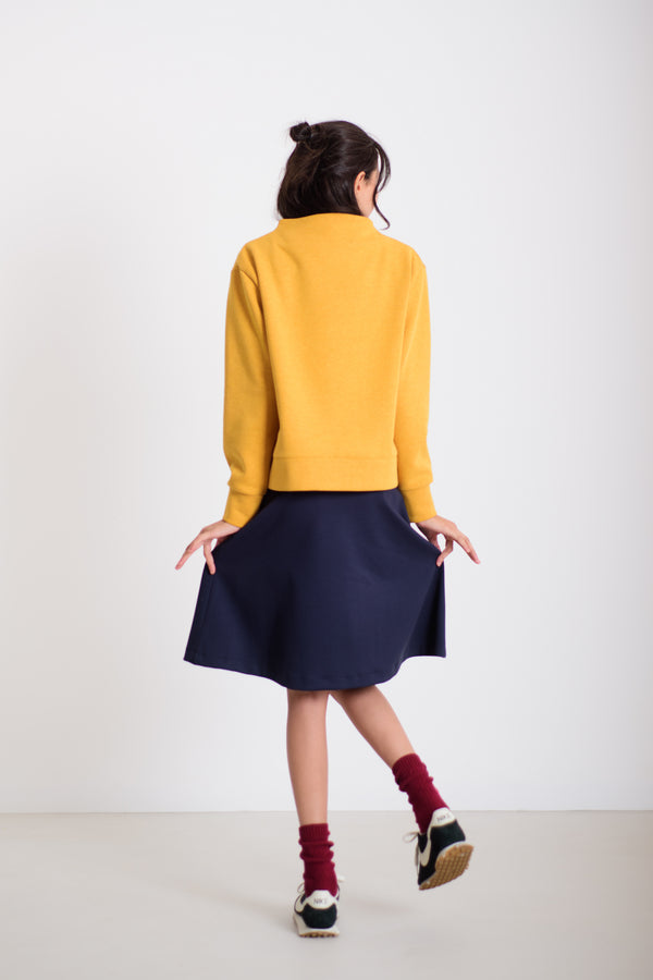 Visszahajtott nyakú pulcsi okkersárga