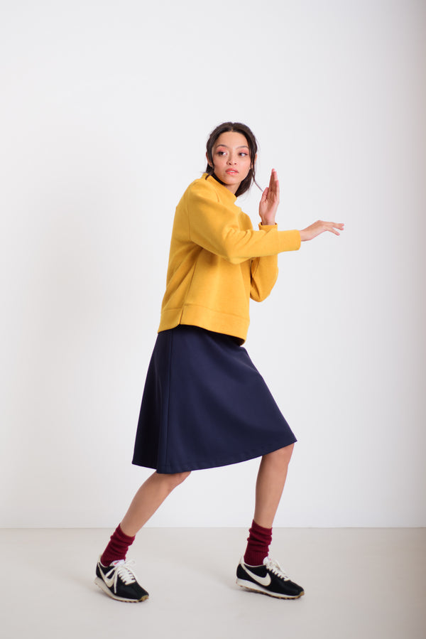 Visszahajtott nyakú pulcsi okkersárga