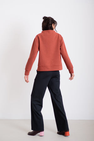 Visszahajtott nyakú pulcsi terrakotta