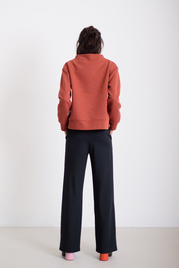 Visszahajtott nyakú pulcsi terrakotta